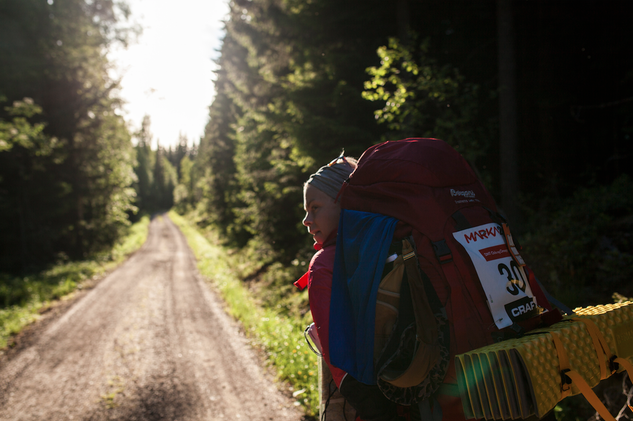 Veivalg: I solnedgangen er vi på vei mot Kikutstua for en pause under Marka 24. Neste stopp er Middagskollen. Alle foto: Marte Stensland Jørgensen Veivalg: I solnedgangen er vi på vei mot Kikutstua for en pause under Marka 24. Neste stopp er Middagskollen. Alle foto: Marte Stensland Jørgensen