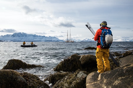 UTLIGJENGELIG: I Kvænangen stuper mange renner rett ned i havet, og er kun tilgjengelige med båtskyss. Antte Lauhamaa nyter utsikten mot Kvænangstindan mens han venter på skyss tilbake til det flytende hjemmet. Foto: Mika Merikanto UTLIGJENGELIG: I Kvænangen stuper mange renner rett ned i havet, og er kun tilgjengelige med båtskyss. Antte Lauhamaa nyter utsikten mot Kvænangstindan mens han venter på skyss tilbake til det flytende hjemmet. Foto: Mika Merikanto