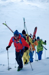 Etter en fantastisk skisesong, setter hemsedølene et definitivt punktum med å invitere til toppturhelg, 22–25. mai. Det er mer snø i fjella enn normalt og de aller fleste av toppturene i Hemsedal har fremdeles godt skiføre. Arrangementet vil ha utgangspunkt på Skarsnuten Hotell der sosialt samvær, god mat og foredrag er noen av ingrediensene, forteller Jørgen Aamot (fremst på bildet). Fjellsentralen vil stå for guiding og kurs. Foto: Bård Basberg Etter en fantastisk skisesong, setter hemsedølene et definitivt punktum med å invitere til toppturhelg, 22–25. mai. Det er mer snø i fjella enn normalt og de aller fleste av toppturene i Hemsedal har fremdeles godt skiføre. Arrangementet vil ha utgangspunkt på Skarsnuten Hotell der sosialt samvær, god mat og foredrag er noen av ingrediensene, forteller Jørgen Aamot (fremst på bildet). Fjellsentralen vil stå for guiding og kurs. Foto: Bård Basberg