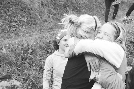 OPPVARMING FØR LØPET: Kan gjøres på ulikt vis. En varm klem, for eksempel. OPPVARMING FØR LØPET: Kan gjøres på ulikt vis. En varm klem, for eksempel.