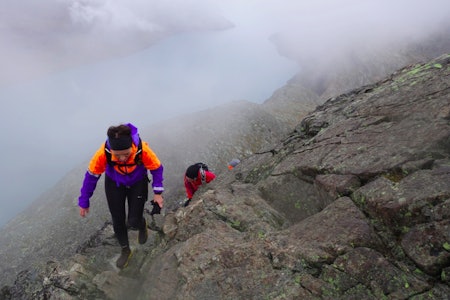 LUFTIG: Martine Haaland (foran) og de andre morgenjoggerne på vei opp det bratteste partiet på en av Norges mest populære fjellturer. Foto: Erlend Sande LUFTIG: Martine Haaland (foran) og de andre morgenjoggerne på vei opp det bratteste partiet på en av Norges mest populære fjellturer. Foto: Erlend Sande