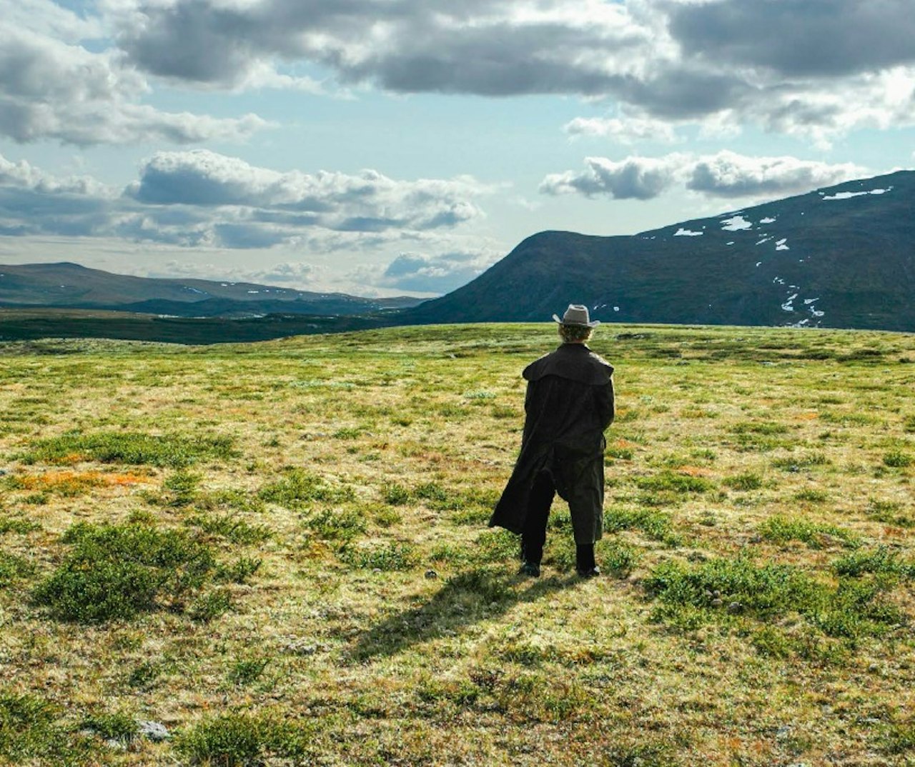 FORFATTEREN SKUER UTOVER DOVRE-PRÆRIEN: Mens han nervøst tømmer blæra før han setter seg i salen. Foto: Fra boka 12 eventyr og et spøkelse/CappelenDamm FORFATTEREN SKUER UTOVER DOVRE-PRÆRIEN: Mens han nervøst tømmer blæra før han setter seg i salen. Foto: Fra boka 12 eventyr og et spøkelse/CappelenDamm
