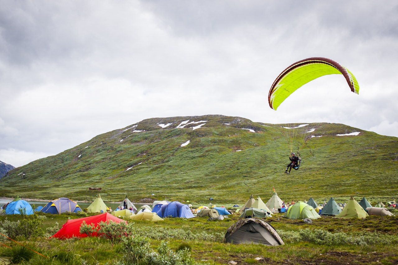 Paragliding over festivalcampen, med start fra Utsikten. Foto: Marte Stensland Jørgensen Paragliding over festivalcampen, med start fra Utsikten. Foto: Marte Stensland Jørgensen