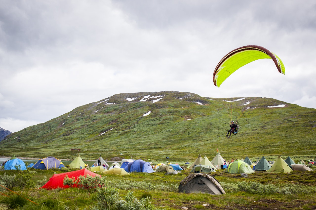 Paragliding over festivalcampen, med start fra Utsikten. Foto: Marte Stensland Jørgensen
