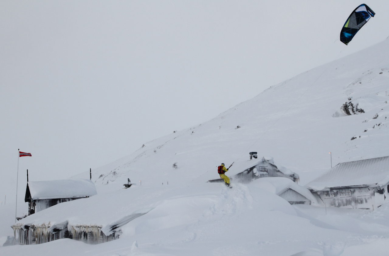 Haukeliseter er en av plassene som har snødd ned i vinter. Per Edvard Johnson kitet på taket av Haukeliseter etter det enorme snøfallet. Foto: Håkon Aarthun Haukeliseter kite. Foto: Håkon Aarthun
