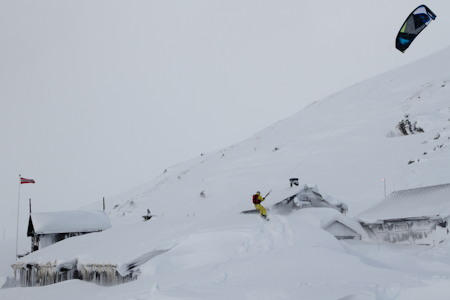 Haukeliseter er en av plassene som har snødd ned i vinter. Per Edvard Johnson kitet på taket av Haukeliseter etter det enorme snøfallet. Foto: Håkon Aarthun Haukeliseter kite. Foto: Håkon Aarthun