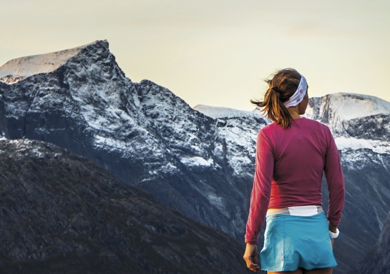 Emeilie Forsberg bor og trener i Romsdalen, og er bokaktuell med Sky Runner, om sitt forhold til løping som naturlig livsstil. Foto: Kilian Jornet Emeilie Forsberg bor og trener i Romsdalen, og er bokaktuell med Sky Runner, om sitt forhold til løping som naturlig livsstil. Foto: Kilian Jornet