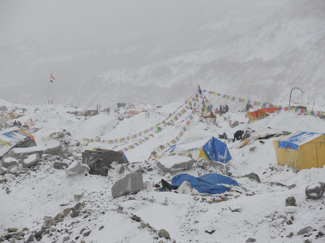 TRIST SYN: Everest base camp etter jordskjelvet. Foto: Ingvill Ytreland