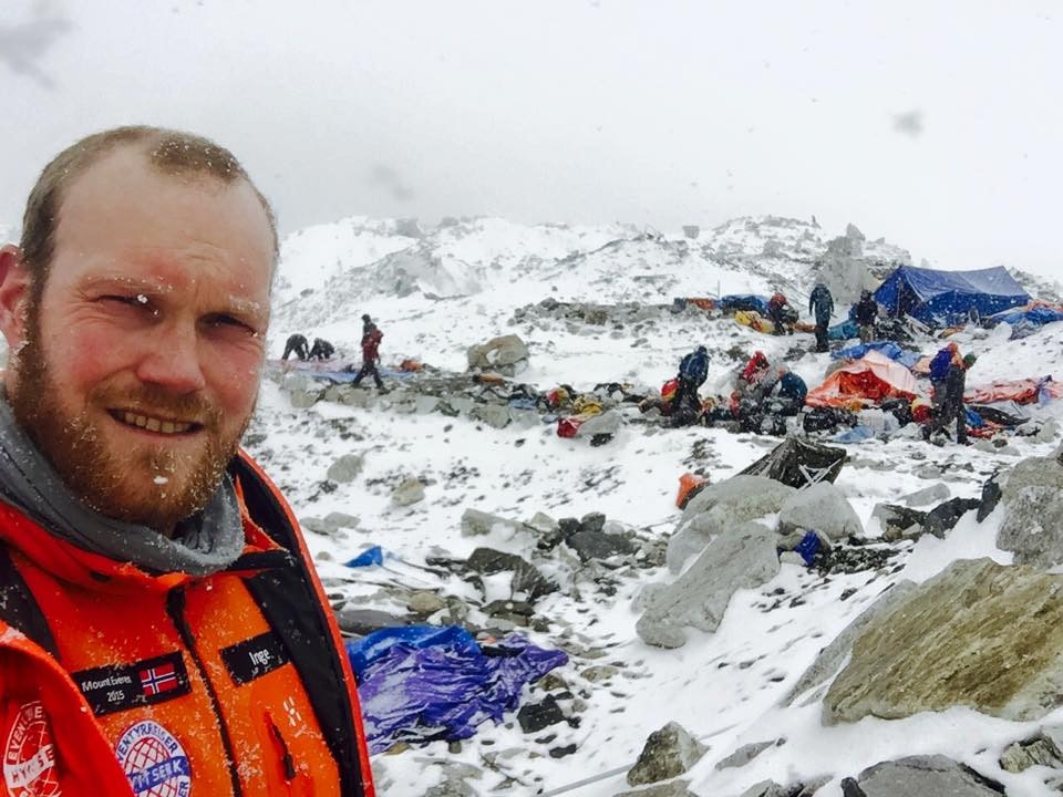 RAPPORTER HJEM: Ekspedisjonsleder Inge Meløy i basecamp etter jordskjelvet. inge meløy everest