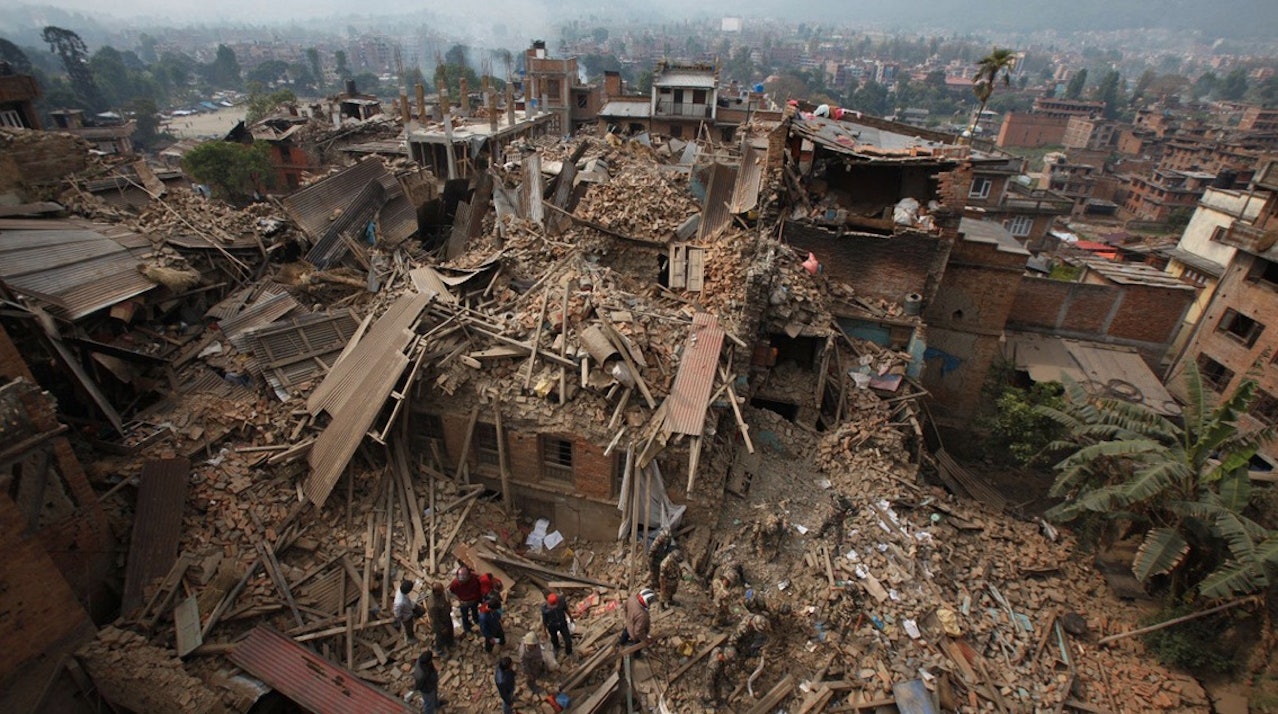 KATASTROFE: Jordskjelvet i Nepal har rammet det fattige fjellandet hardt. Så langt er over 3700 mennesker bekreftet omkommet, og tallene fortsetter å stige. Foto: AP/Niranjan Shrestha