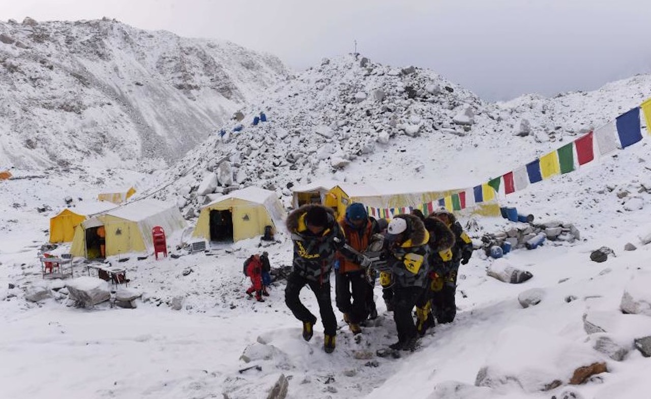 DRAMATISK: 18 fjellklatrere er bekreftet omkommet i Everest Base Camp. Hjelpearbeidet pågår. Foto: ROBERTO SCHIMDT, AFP/Scanpix  DRAMATISK: 18 fjellklatrere er bekreftet omkommet i Everest Base Camp. Hjelpearbeidet pågår. Foto: ROBERTO SCHIMDT, AFP/Scanpix