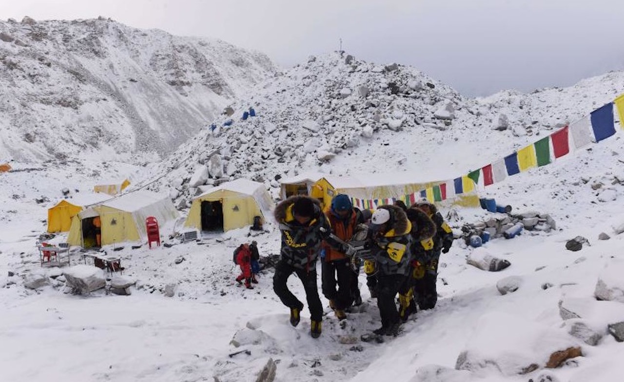 DRAMATISK: 18 fjellklatrere er bekreftet omkommet i Everest Base Camp. Hjelpearbeidet pågår. Foto: ROBERTO SCHIMDT, AFP/Scanpix 