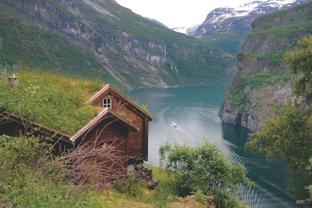 KNIVSFLÅ: En liten hvil etter de 250 høydemeterne opp til fjellgården Knivsflå. Naturopplevelsen er nasjonalromantikk på sitt mest nasjonalromantiske. Du kan formelig sanse lyden av Grieg utover fjorden. Foto: André Spica KNIVSFLÅ: En liten hvil etter de 250 høydemeterne opp til fjellgården Knivsflå. Naturopplevelsen er nasjonalromantikk på sitt mest nasjonalromantiske. Du kan formelig sanse lyden av Grieg utover fjorden. Foto: André Spica