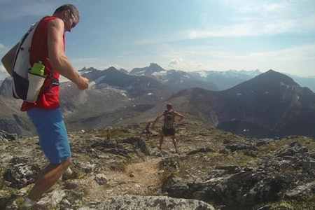 Finvær på Styggeværshaugen (1371 moh). I horisonten ser vi bl.a velkjente Gjuratind. Nærmest oss på høyre side har vi Helvetesbotn og Helvetestind. I bildet har vi Ola Hovdenak, Magnor Rypdal og Kari Vikhagen Gjeitnes. Foto: Bård Smestad Finvær på Styggeværshaugen (1371 moh). I horisonten ser vi bl.a velkjente Gjuratind. Nærmest oss på høyre side har vi Helvetesbotn og Helvetestind. I bildet har vi Ola Hovdenak, Magnor Rypdal og Kari Vikhagen Gjeitnes. Foto: Bård Smestad
