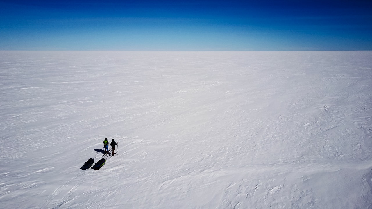 De to kameratene Bjørn Sørland og Tor Berge på tur over Grønlandsisen. Foto: Bjørn F. Sørland