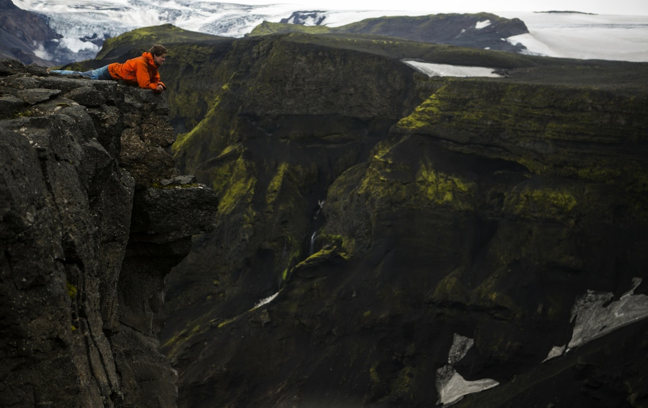FOTTUR-FOtOGRAFEN: Trym Sannes gikk over Island sist sommer. Her på opp fra Thorsmörk til fjellpasset mellom Eyjafjallajökullen og Myrdalsjökullen er det spektakulære landskap med luftige stup. Dette landskapet ble formet under utbruddet i 2010. Foto: Trym Sannes