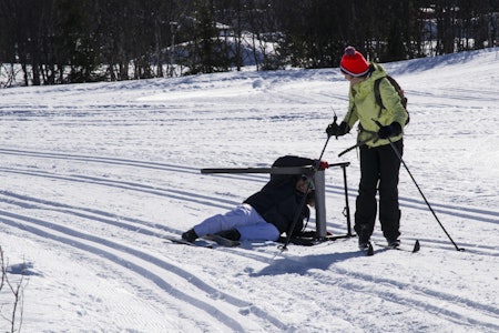 RIDDERRENNET: Alberto Perez Arroyo (ES) begynte å gå på ski i desember og trenger skilator for å finne balansen. Mar Oostermeijer Prat (NL) har vært en god støtte for medeleven, og finner mye inspirasjon i å gå på ski med «Ridder-gjengen» fra UWC. ridderrennet
