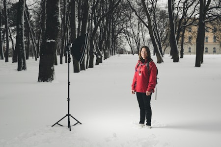 TIDLIG UTE: Anine Kierulf er mest kjent som jurist og fagdirektør ved Norges nasjonale institusjon for menneskerettigheter. På fritiden er hun over gjennomsnittlig glad i skiturer gjennom marka. Glidelåsen på anorakken røk på skitur dagen før dette bildet ble tatt. Det tar hun ikke så tungt, slikt kan fikses. Foto: Line Hårklau anine kierulf om anorakken sin