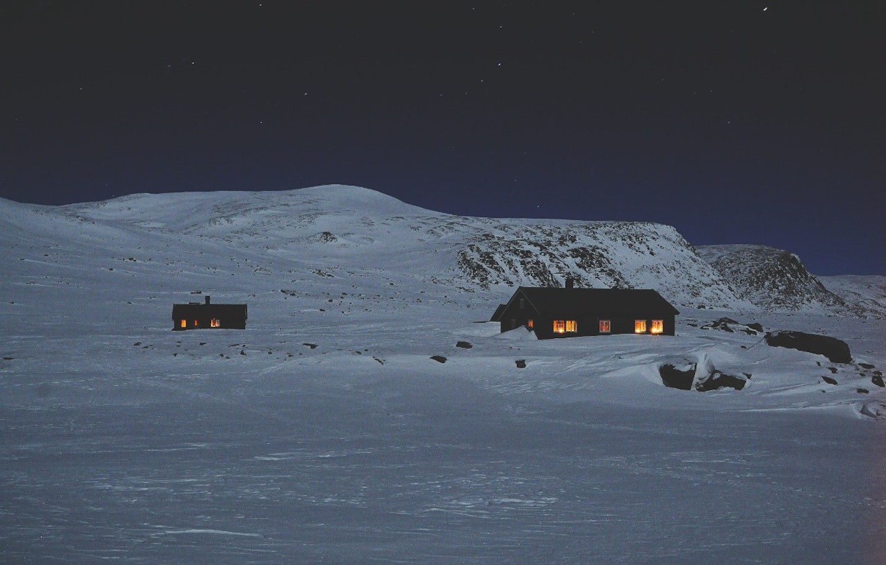 REINHEIM PÅ DOVREFJELL: Denne DNT-hytta består av en stor og en mindre hytte og har til sammen 36 sengeplasser. Turen inn til Reinheim fra Kongsvold er 17 kilometer. Fra Reinheim er det også kvistet til Åmotdalshytta, en annen selvbetjent DNT-hytte. Foto: André Spica reinheim dovrefjell