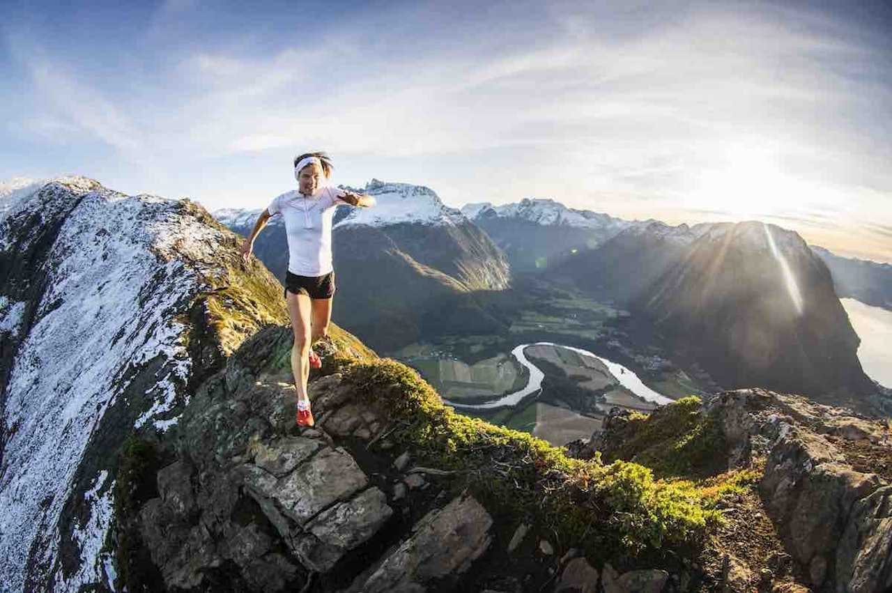 LØPENDE GLAD: Emelie Forsberg kommer med bok om sin kjærlighet til fjell og løpingen i dem. Foto: Kilian Jornet LØPENDE GLAD: Emelie Forsberg kommer med bok om sin kjærlighet til fjell og løpingen i dem. Foto: Kilian Jornet