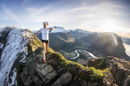LØPENDE GLAD: Emelie Forsberg kommer med bok om sin kjærlighet til fjell og løpingen i dem. Foto: Kilian Jornet