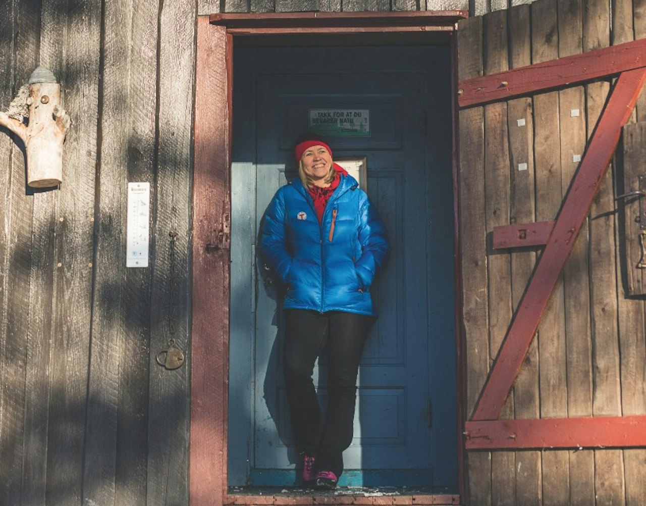 TID FOR T: Anne-Mari Planke møter oss ved Hovin-koia, som i jubileumsåret representerer hyttetradisjonen til DNT. Foto: Line Hårklau anne-mari planke foto line hårklau