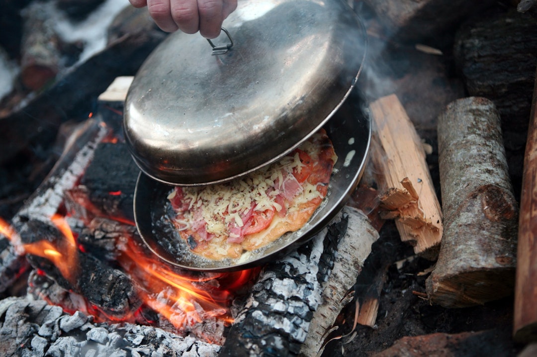 PIZZAOVN: Sett et lokk over stekepannen etter at du har lagt på fyllet. Pizzaen er ferdig når osten har smeltet. Foto: Ellen Lande Gossner pizza på bål
