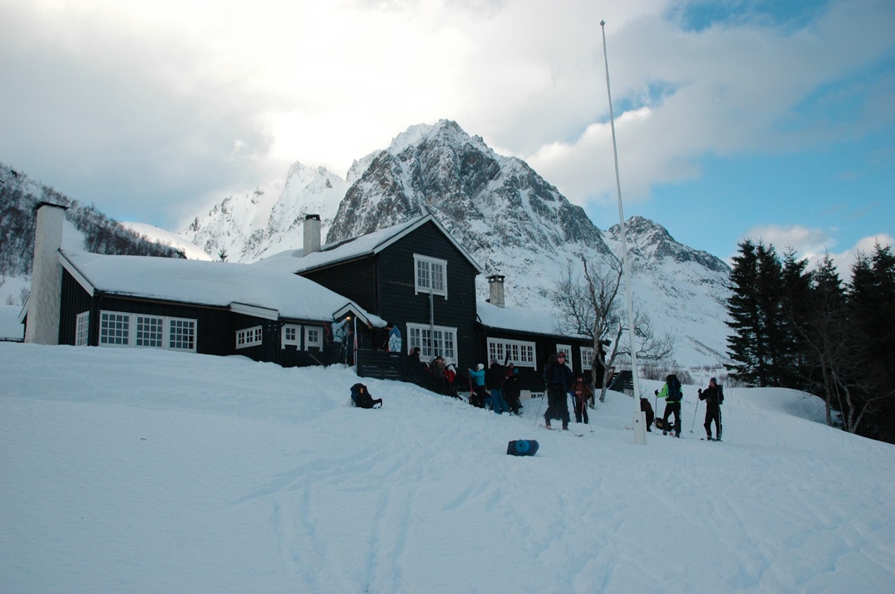 FINT PLASSERT: I ett av Norges mest spektakulære fjellområder finner du Standalhytta. Skiturene herfra er magiske. Foto: Sandra Lappegard