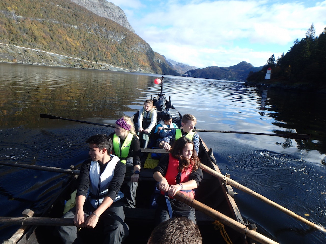Hiv og Hoi!! Kommunikasjon og samarbeid er viktig for å klarer å håndtere Nordlandsbåten. Foto: Marijn Kuizenga Hiv og Hoi!! Kommunikasjon og samarbeid er viktig for å klarer å håndtere Nordlandsbåten. Foto: Marijn Kuizenga