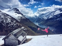 Tipp-topp 17. mai på Lohøgesætra i Loen med Lovatnet og Lissjeskåla i bakgrunnen. Foto: Ragnhild Haugen Tipp-topp 17. mai på Lohøgesætra i Loen med Lovatnet og Lissjeskåla i bakgrunnen. Foto: Ragnhild Haugen