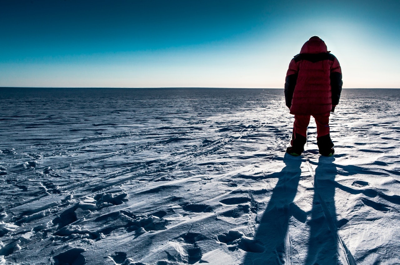 Den store mannen og den enda større isen.   Den store mannen og den enda større isen.