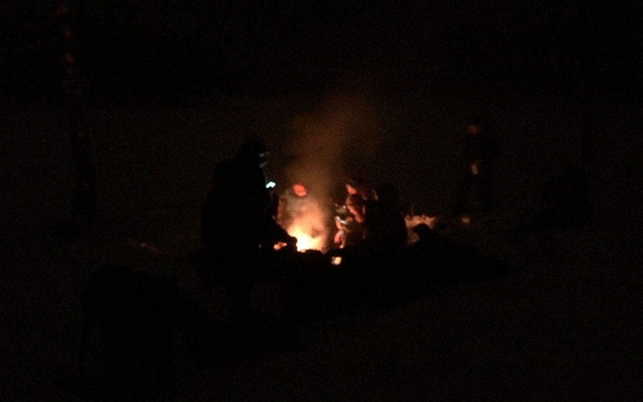 LEIRBÅL: Samlet rundt flammene. Foto: Gunhild Aaslie Soldal
