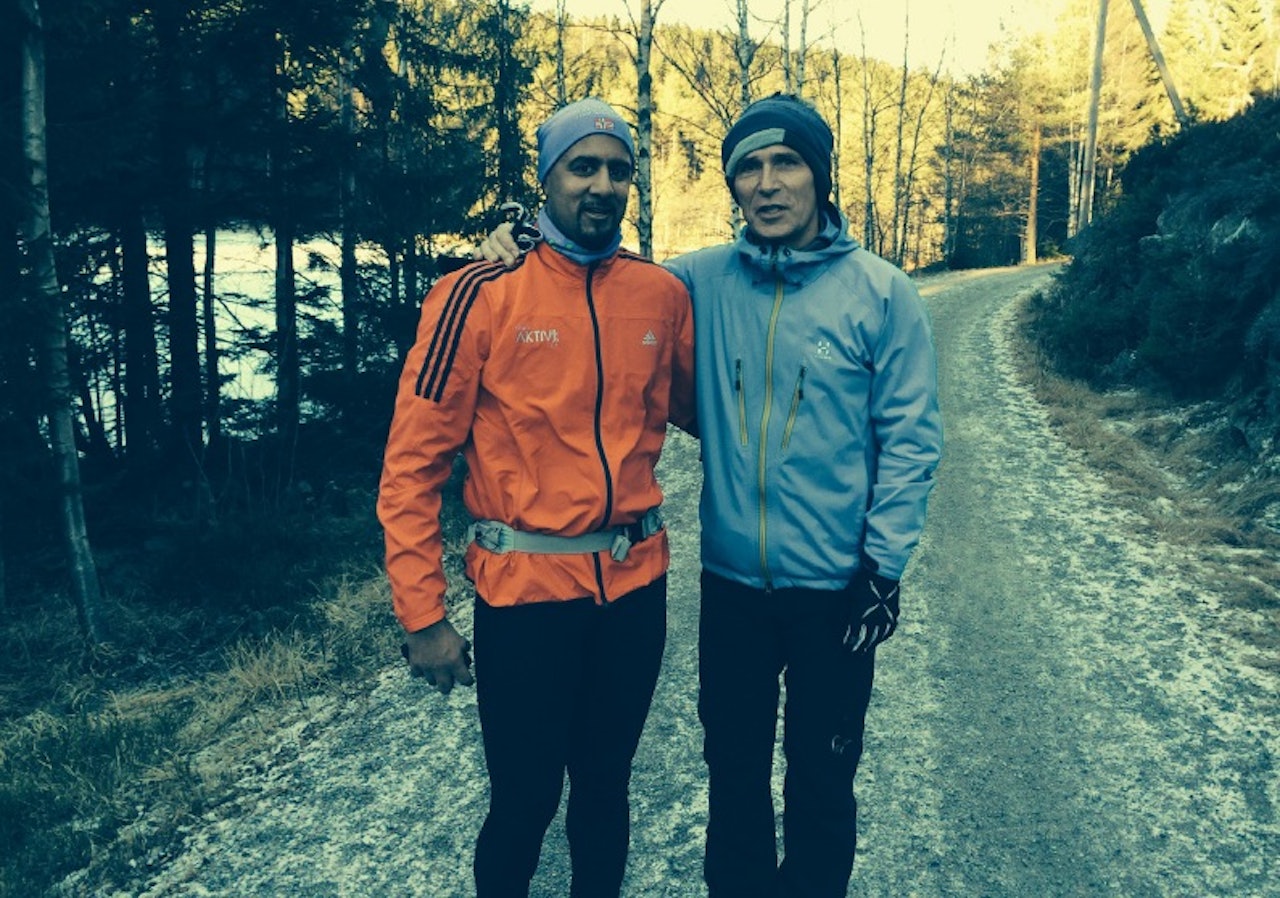 IKKE BARE PRAT: Abid Raja og Jens Stoltenberg på joggetur i Nordmarka. Abid syntes treningssenter-trening blir statisk og monotont. Marka trigger motivasjonen for å være aktiv. Foto: Privat