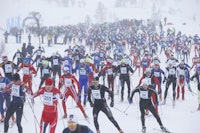 STARTEN  GÅR: Ut av snøværet kommer mer enn tusen skiløpere. 