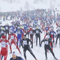 STARTEN  GÅR: Ut av snøværet kommer mer enn tusen skiløpere. 