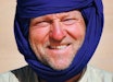 IVER GJELSTENLI: Selv om det er kortreiste turer han har flest av, har Iver Gjelstenli ingenting imot å flytte på seg. Her som blid beduin under en klatretur til Algerie. Foto: Privat iver gjelstenli portrett kortreist