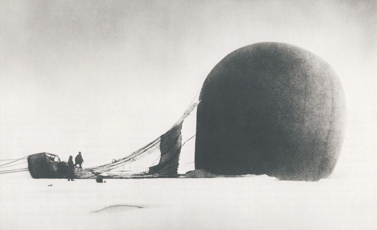 11. JULI 1897: Ingeniør Andrées polarekspedisjon tar av i en hydrogenballong, på vei til Nordpolen. I de tettskrevne dagbøkene kan vi lese hvordan de etter bare noen få dagers luftferd blir tvunget til å nødlande på pakkisen. Tre måneder senere dør alle de tre ekspedisjonsmedlemmene. I snart hundre år har polarforskere, journalister og leger forsøkt å løse gåten om hva som egentlig skjedde på øya. Foto: Nils Strindberg