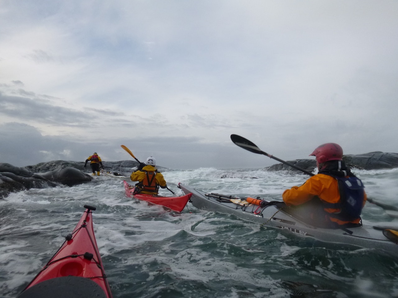Rock`n Roll: Ved Nevlunghavn, ytterst i Vestfold, er det nesten bølgegaranti. Ved stranda er det flatt, men utenfor skjær og holmer, slår havet rett inn. Foto: Marte Østmoe / Anita H. Vinkenes.  Bølgefestivalen Foto: Marte Østmoe / Anita H. Vinkenes.
