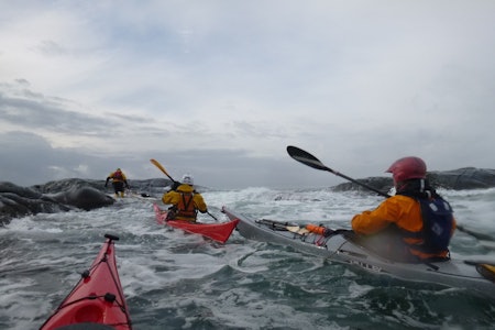 Rock`n Roll: Ved Nevlunghavn, ytterst i Vestfold, er det nesten bølgegaranti. Ved stranda er det flatt, men utenfor skjær og holmer, slår havet rett inn. Foto: Marte Østmoe / Anita H. Vinkenes.  Bølgefestivalen Foto: Marte Østmoe / Anita H. Vinkenes.