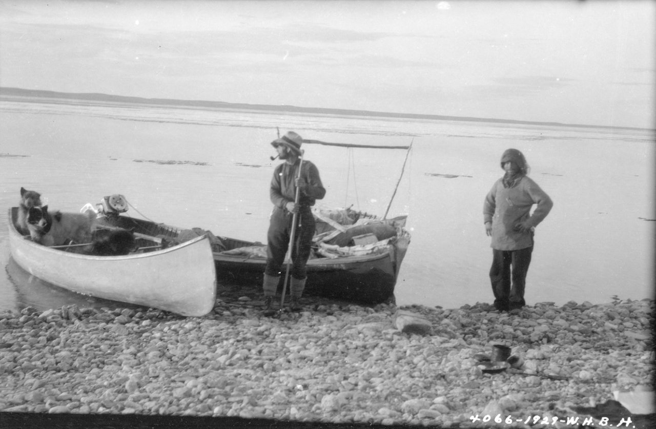 Hjalmar Dale (th.) på Thelon River sommeren 1929. Han ble første hvite mann som padlet hele denne elva. Kanoen bygde han selv av vierkratt, seilduk og hundeskinn. Foto: W.H.B. Hoare / Library and Archives Canada