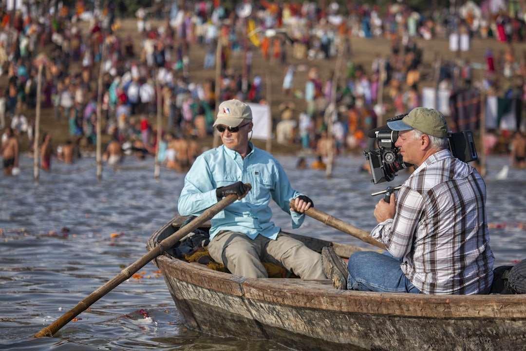 Mark Angelo ved Khumb Mela, en syklisk  hinduhøytid som er ett av de største og folkerikeste valfartsmålene i hinduismen. Foto: Riverblue  