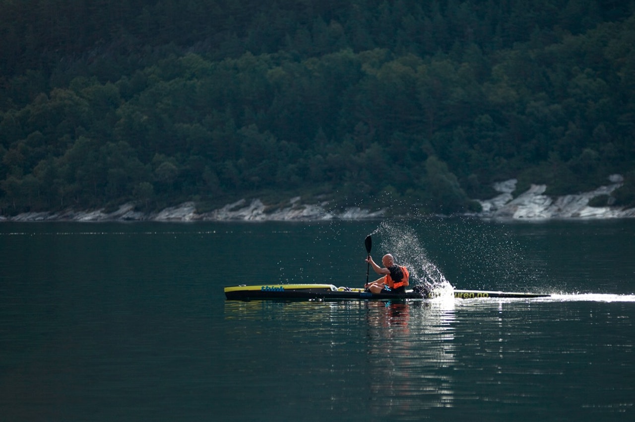 De mest erfarne padlerne klarte raskt å skille seg fra resten av puljen med godt driv bak hvert eneste padletak. Alle foto: Thomas Søyland De mest erfarne padlerne klarte raskt å skille seg fra resten av puljen med godt driv bak hvert eneste padletak. Alle foto: Thomas Søyland