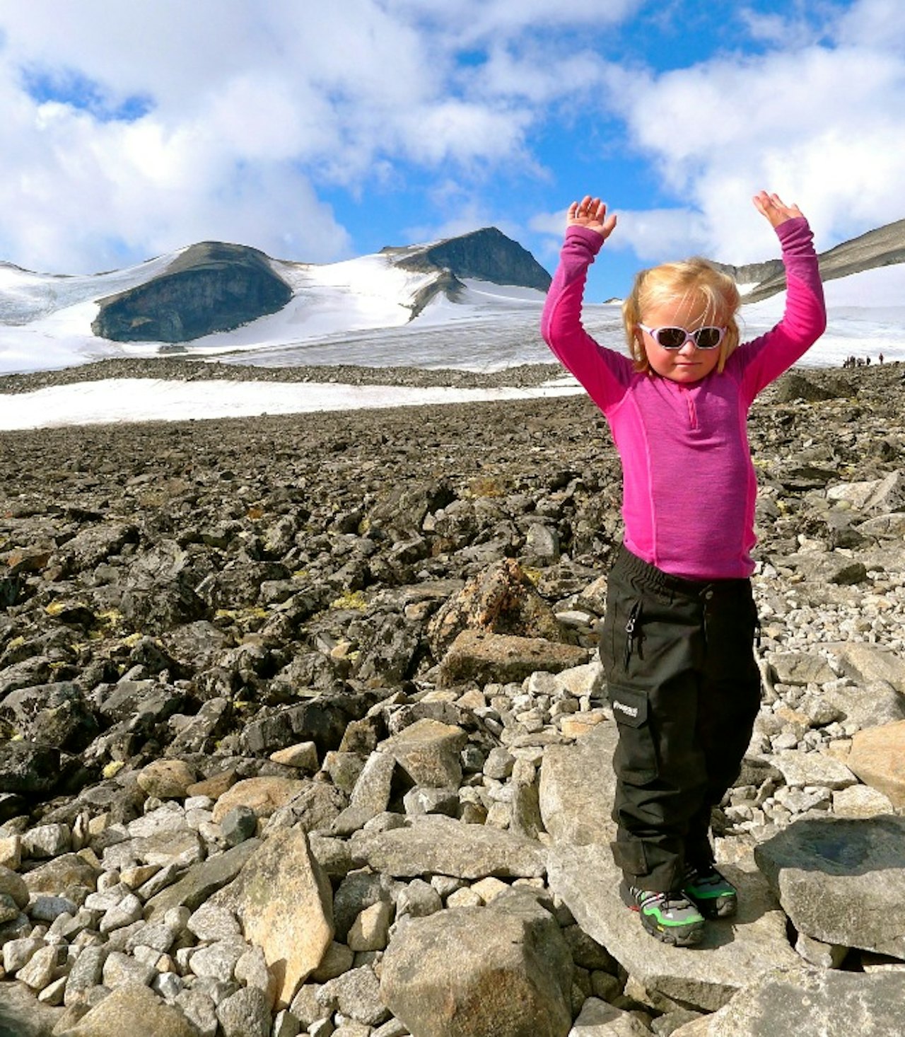 OPP MED DOWN: Marikken, 6 år gammel, strekker hendene i været etter å ha nådd Galdhøpiggen. Foto: Eivind Eidslott OPP MED DOWN: Marikken, 6 år gammel, strekker hendene i været etter å ha nådd Galdhøpiggen. Foto: Eivind Eidslott