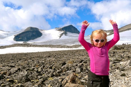 OPP MED DOWN: Marikken, 6 år gammel, strekker hendene i været etter å ha nådd Galdhøpiggen. Foto: Eivind Eidslott OPP MED DOWN: Marikken, 6 år gammel, strekker hendene i været etter å ha nådd Galdhøpiggen. Foto: Eivind Eidslott