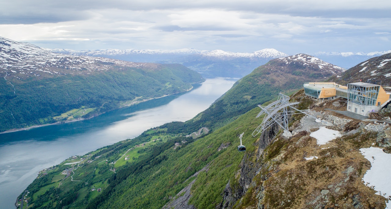 Med Loen Skylift kan du reise frå fjord til fjell på fem minutt, opp til Hoven 1011 meter over havet. Med over 80.000 besøkende er blitt ein formidabel turistattraksjon i Sogn og Fjordane. Illustrasjonsfoto: Lars Korvald bærekraftig reiseliv