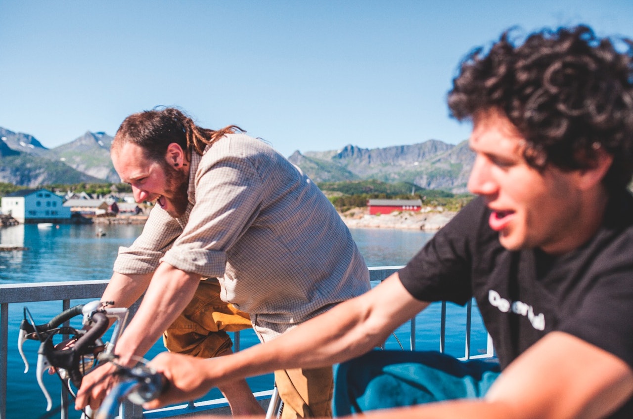 Brødrene Wegge (her ved to av dem), har funnet ut at Lofoten er den beste leve- og lekeplassen. Her kan de gjøre alt, sommer som vinter. Foto: Marte Stensland Jørgensen Brødrene Wegge (her ved to av dem), har funnet ut at Lofoten er den beste leve- og lekeplassen. Her kan de gjøre alt, sommer som vinter. Foto: Marte Stensland Jørgensen