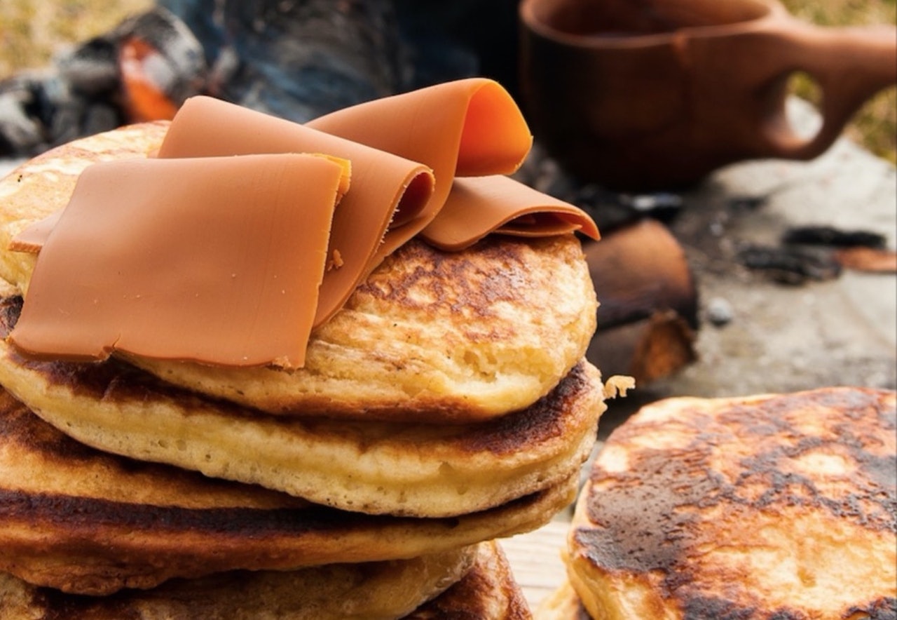 NAM: Natronkaker, også kalla tjukkaser eller stompekaker, smakar like godt som det er enkelt å lage. Foto: Sigrid Henjum natronkake på bål, svele, lapper