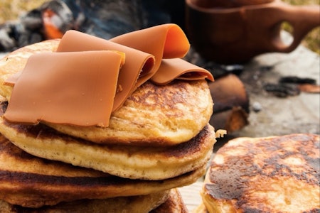 NAM: Natronkaker, også kalla tjukkaser eller stompekaker, smakar like godt som det er enkelt å lage. Foto: Sigrid Henjum natronkake på bål, svele, lapper