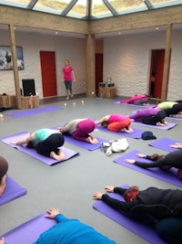 AFTERSKIYOGA: Det er lov å være sliten, men ikke å droppe yogaen. AFTERSKIYOGA: Det er lov å være sliten, men ikke å droppe yogaen.