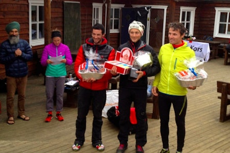 TROMSØ SKYRACE: Fra venstre: KIlian Jornet (3. plass), Eirik Haugsnes (1. plass) og Ola Hovdenak (2. plass). Foto: Tromsø Skyrace. TROMSØ SKYRACE: Fra venstre: KIlian Jornet (3. plass), Eirik Haugsnes (1. plass) og Ola Hovdenak (2. plass). Foto: Tromsø Skyrace.